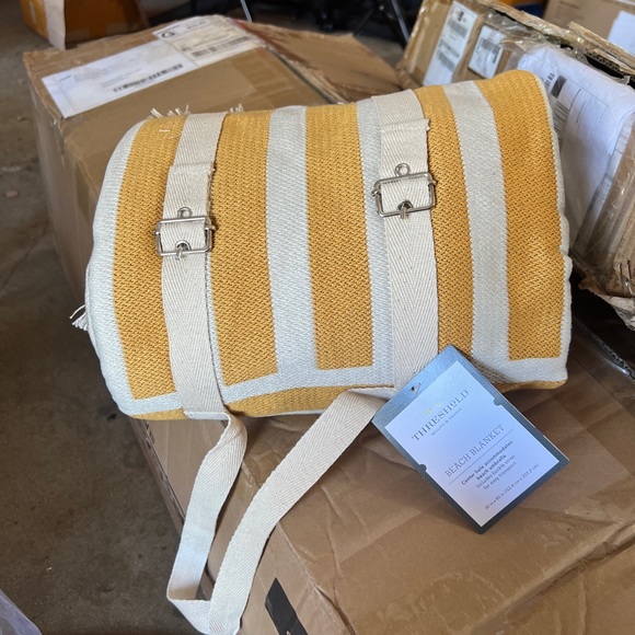 New with tags! Threshold beach blanket with umbrella hole - Picture 6 of 8